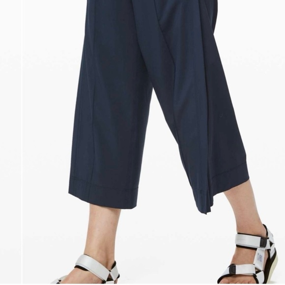 Lululemon Wanderer Culotte True Navy Size 0 - Picture 3 of 12
